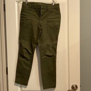 Old navy pixie utility pants in olive green. Size 6